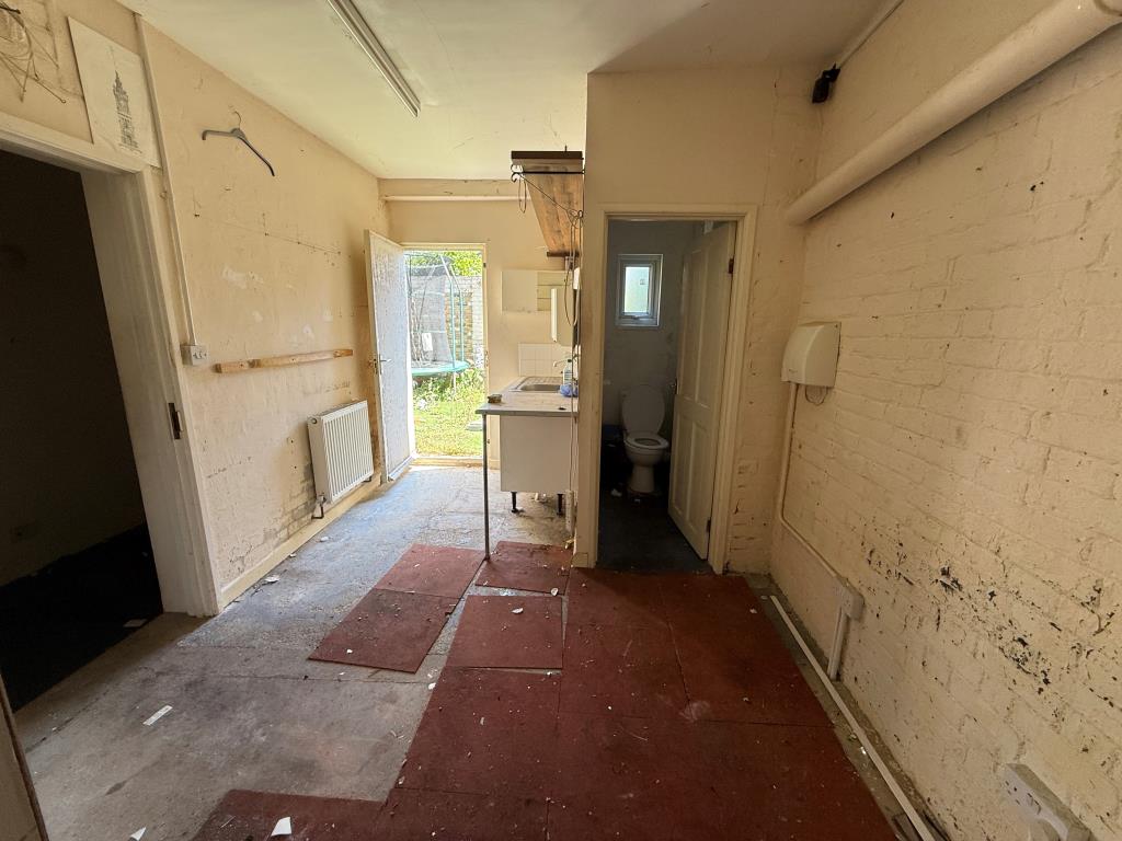 Lot: 73 - MIXED USE PROPERTY - Kitchen area with W.C.